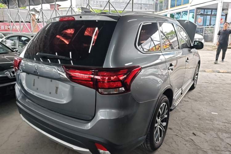 Used Mitsubishi Outlander 2018 2.0L Two-Wheel Drive Glory Edition 5 Seats Rear Right 45 Deg