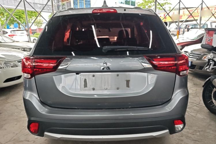 Used Mitsubishi Outlander 2018 2.0L Two-Wheel Drive Glory Edition 5 Seats Rear