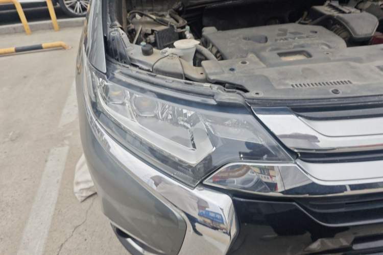 Used Mitsubishi Outlander 2018 2.4L 4x4 Elite Edition 5 Seats Right Front Headlight