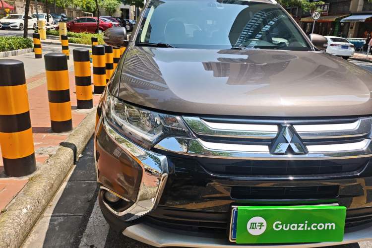 Used Mitsubishi Outlander 2018 2.4L 4x4 Elite Edition 5 Seats Right Front Headlight