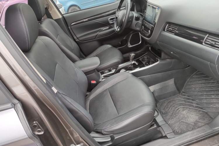 Used Mitsubishi Outlander 2018 2.0L Two-Wheel Drive Glory Edition 5 Seats Right Front Seat