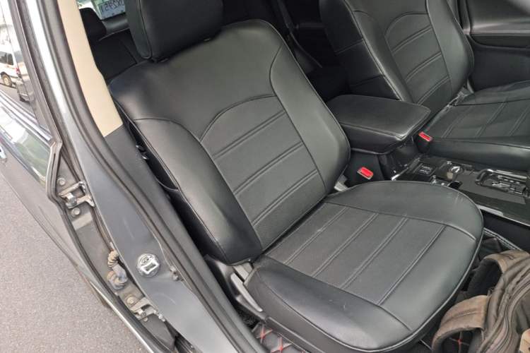 Used Mitsubishi Outlander 2018 2.4L 4x4 Luxury Edition 7-Seater Right Front Seat