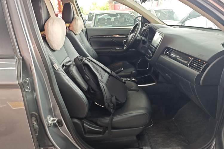 Used Mitsubishi Outlander 2018 2.0L Two-Wheel Drive Glory Edition 5 Seats Right Front Seat