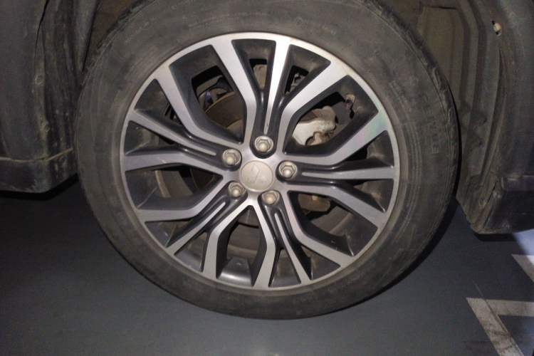 Used Mitsubishi Outlander 2018 2.4L 4x4 Luxury Edition 7-Seater Right Front Wheel Hub
