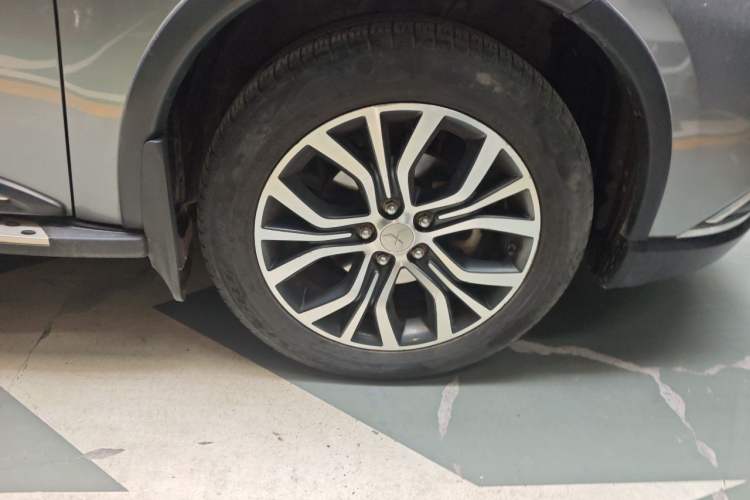 Used Mitsubishi Outlander 2018 2.4L 4x4 Elite Edition 5 Seats Right Front Wheel Hub