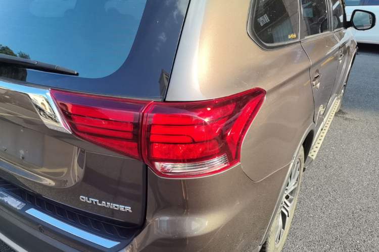 Used Mitsubishi Outlander 2018 2.0L Two-Wheel Drive Glory Edition 5 Seats Right Rear Taillight
