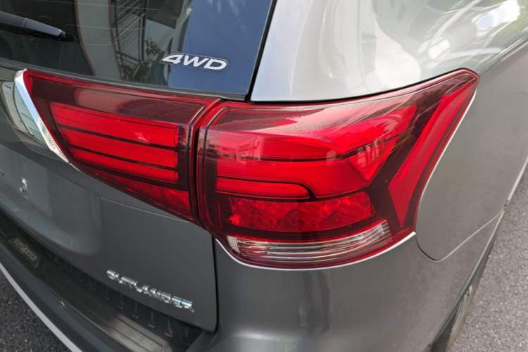 Used Mitsubishi Outlander 2018 2.4L 4x4 Luxury Edition 7-Seater Right Rear Taillight