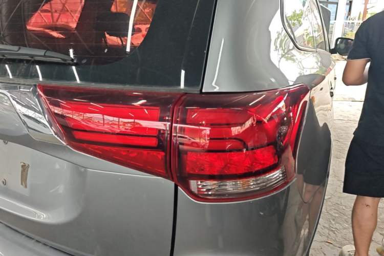 Used Mitsubishi Outlander 2018 2.0L Two-Wheel Drive Glory Edition 5 Seats Right Rear Taillight