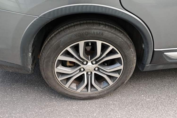 Used Mitsubishi Outlander 2018 2.4L 4x4 Luxury Edition 7-Seater Right Rear Wheel Hub