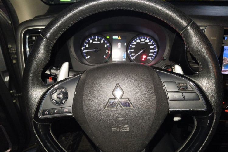 Used Mitsubishi Outlander 2018 2.4L 4x4 Luxury Edition 7-Seater Steering Wheel