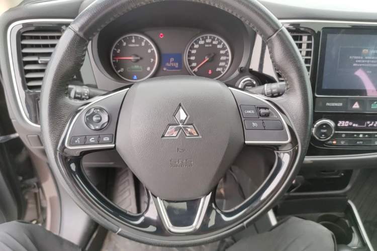 Used Mitsubishi Outlander 2018 2.0L Two-Wheel Drive Glory Edition 5 Seats Steering Wheel
