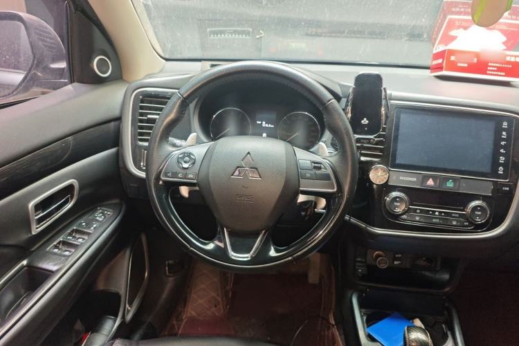 Used Mitsubishi Outlander 2018 2.4L 4x4 Elite Edition 5 Seats Steering Wheel