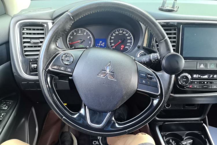 Used Mitsubishi Outlander 2018 2.0L Two-Wheel Drive Glory Edition 5 Seats Steering Wheel