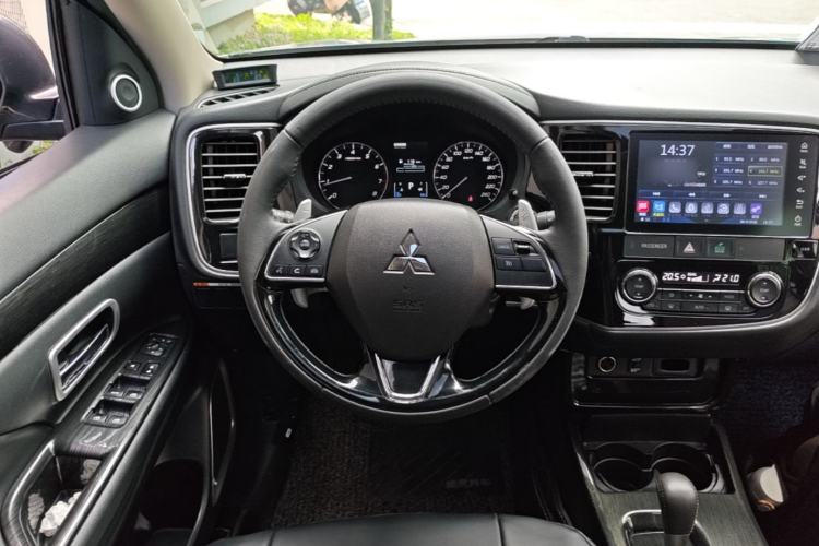 Used Mitsubishi Outlander 2018 2.4L 4x4 Luxury Edition 7-Seater Steering Wheel