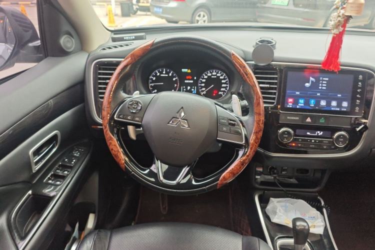 Used Mitsubishi Outlander 2018 2.4L 4x4 Elite Edition 5 Seats Steering Wheel