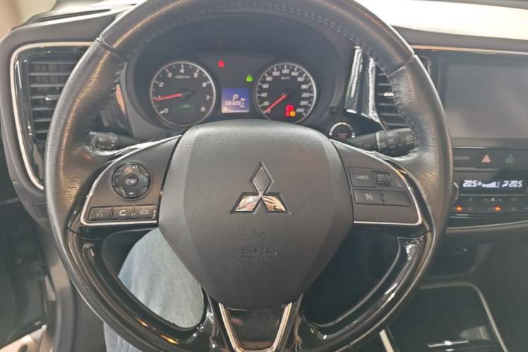 Used Mitsubishi Outlander 2018 2.0L Two-Wheel Drive Glory Edition 5 Seats Steering Wheel
