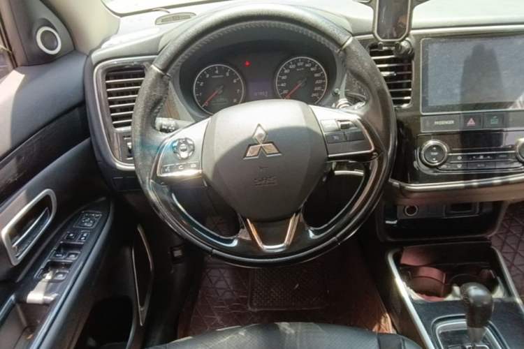 Used Mitsubishi Outlander 2018 2.0L Two-Wheel Drive Glory Edition 5 Seats Steering Wheel