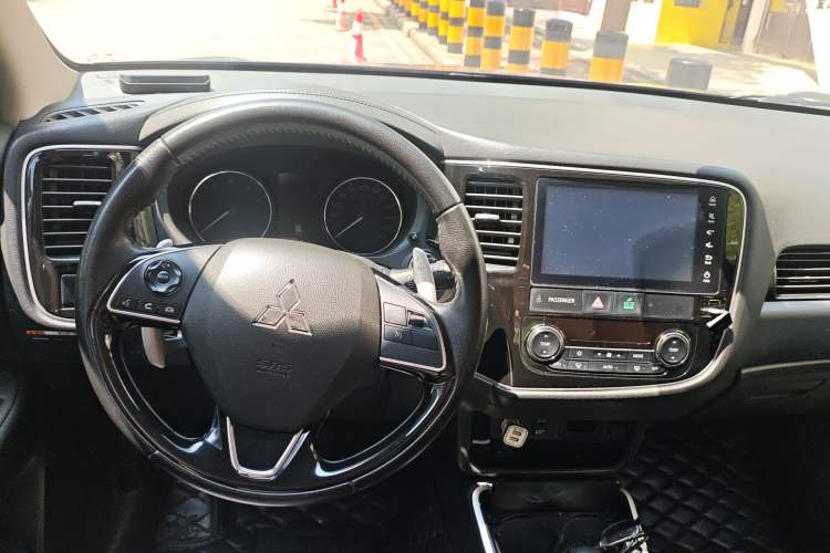 Used Mitsubishi Outlander 2018 2.4L 4x4 Elite Edition 5 Seats Steering Wheel