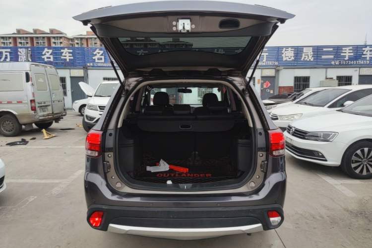 Used Mitsubishi Outlander 2018 2.0L Two-Wheel Drive Glory Edition 5 Seats Trunk