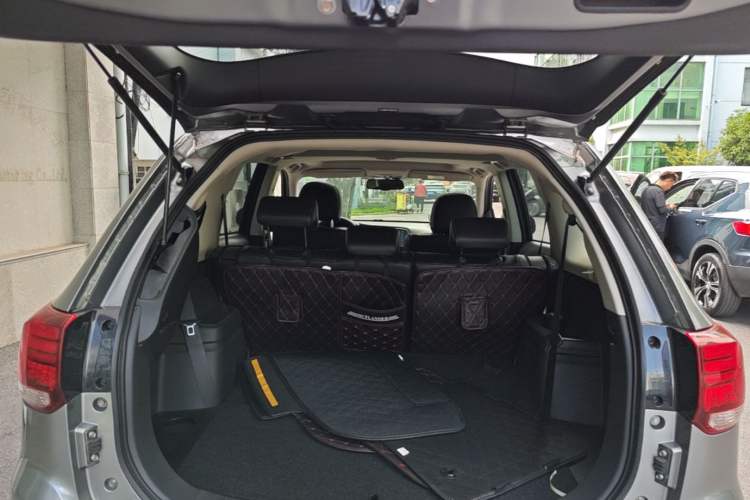 Used Mitsubishi Outlander 2018 2.4L 4x4 Luxury Edition 7-Seater Trunk
