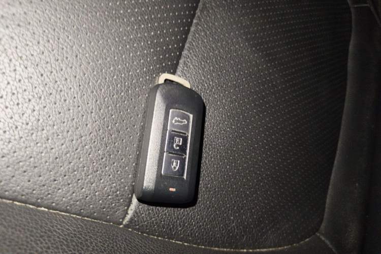 Used Mitsubishi Outlander 2018 2.4L 4x4 Luxury Edition 7-Seater Vehicle Key