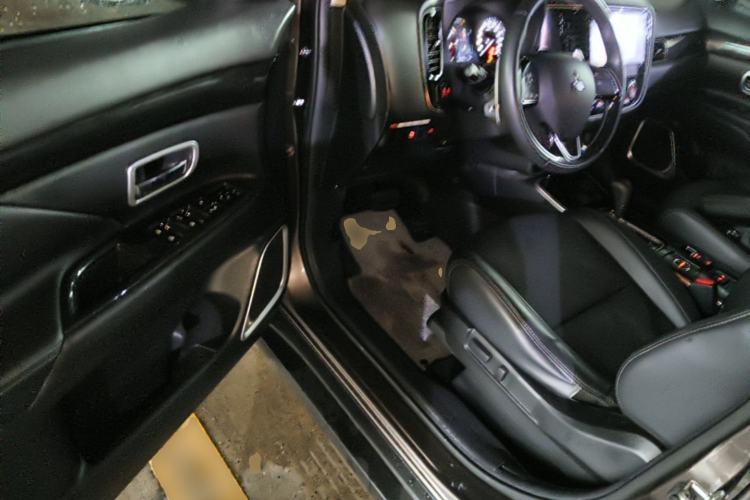 Used Mitsubishi Outlander 2018 2.4L 4x4 Elite Edition 5 Seats Driver Seat