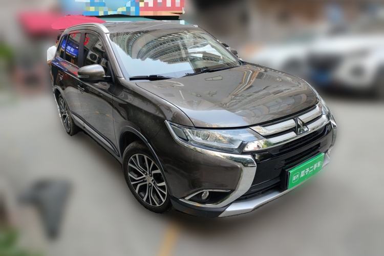 Used Mitsubishi Outlander 2018 2.0L Two-Wheel Drive Glory Edition 5 Seats Front Right 45 Deg