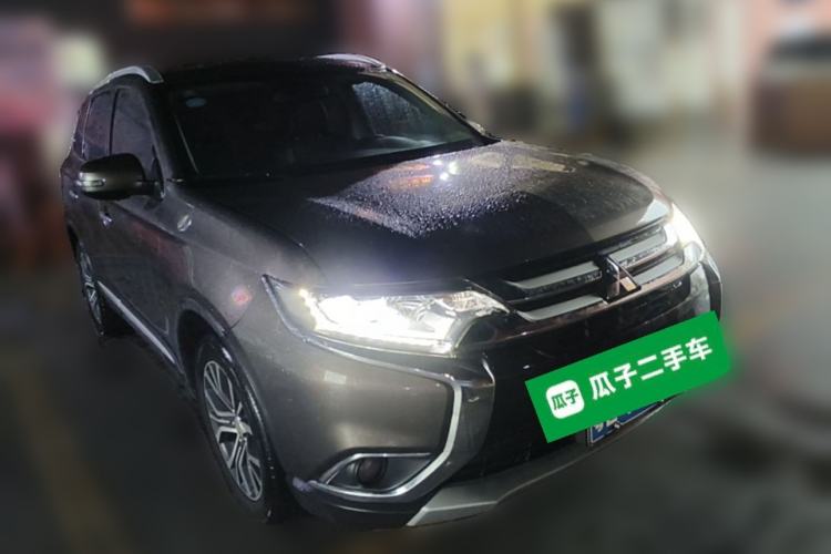 Used Mitsubishi Outlander 2018 2.4L 4x4 Elite Edition 5 Seats Front Right 45 Deg