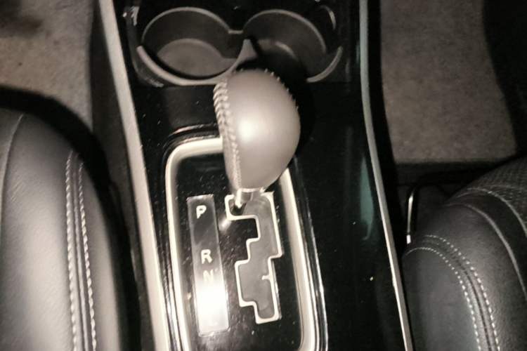 Used Mitsubishi Outlander 2018 2.4L 4x4 Elite Edition 5 Seats Gear Lever