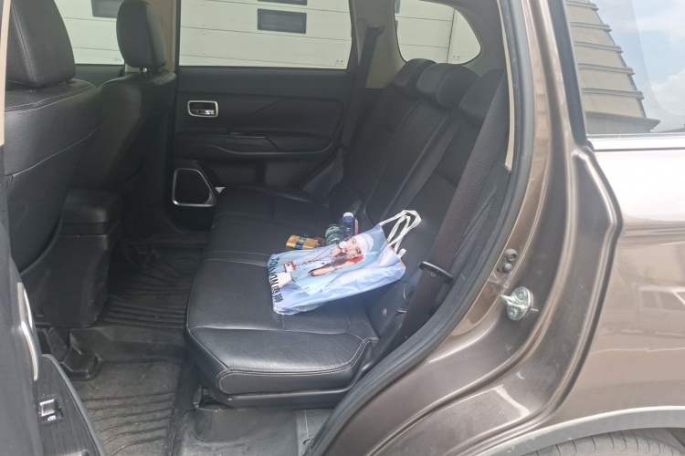 Used Mitsubishi Outlander 2018 2.4L 4x4 Elite Edition 5 Seats Left Rear Seat