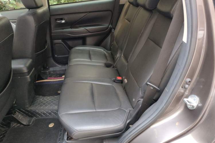 Used Mitsubishi Outlander 2018 2.0L Two-Wheel Drive Glory Edition 5 Seats Left Rear Seat