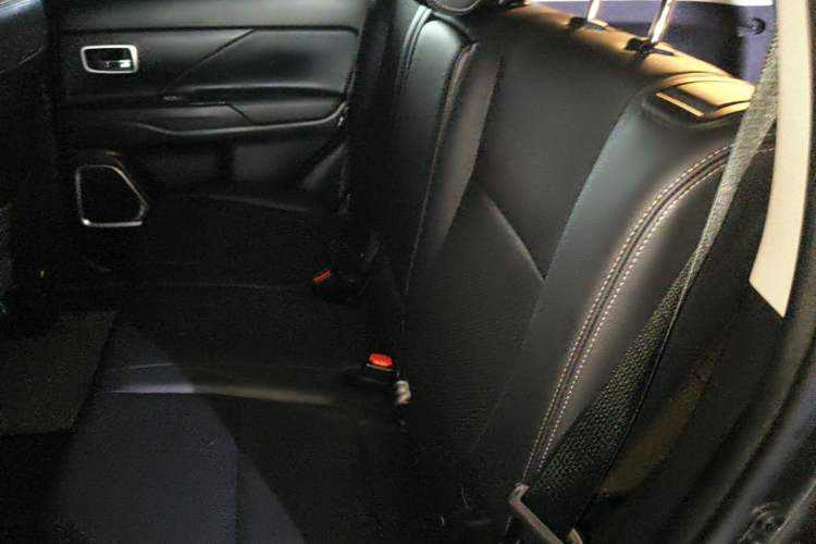 Used Mitsubishi Outlander 2018 2.4L 4x4 Elite Edition 5 Seats Left Rear Seat