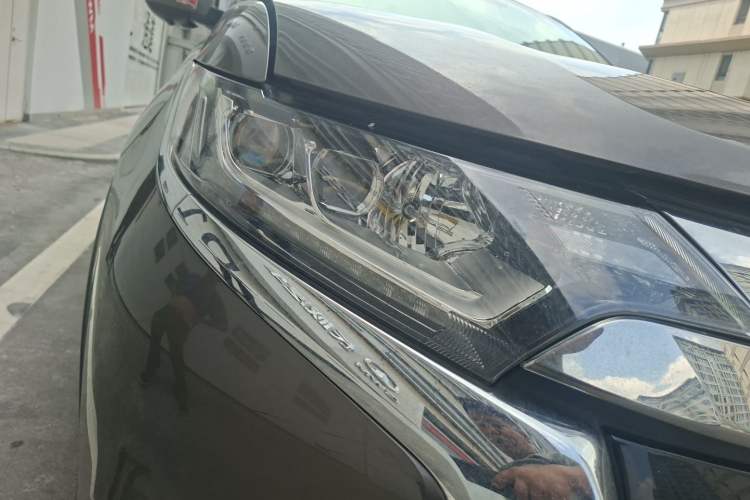Used Mitsubishi Outlander 2018 2.4L 4x4 Elite Edition 5 Seats Right Front Headlight