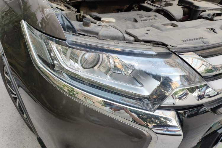 Used Mitsubishi Outlander 2018 2.0L Two-Wheel Drive Glory Edition 5 Seats Right Front Headlight