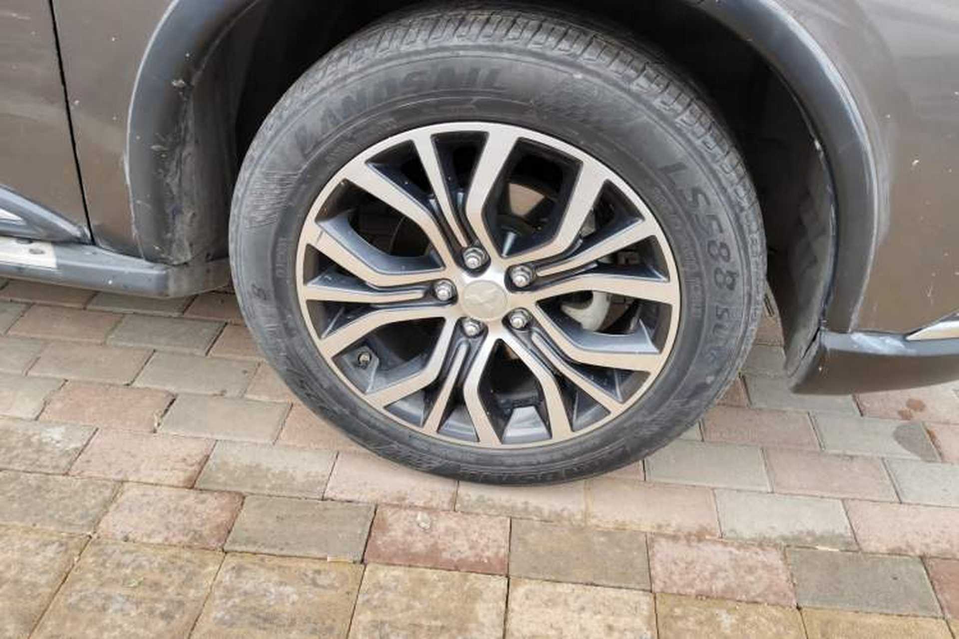 Used Mitsubishi Outlander 2018 2.0L Two-Wheel Drive Glory Edition 5 Seats Right Front Wheel Hub
