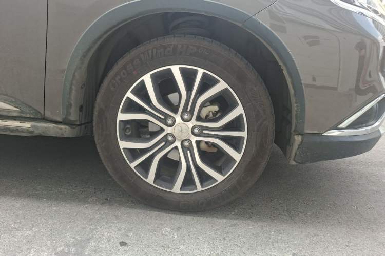 Used Mitsubishi Outlander 2018 2.4L 4x4 Elite Edition 5 Seats Right Front Wheel Hub