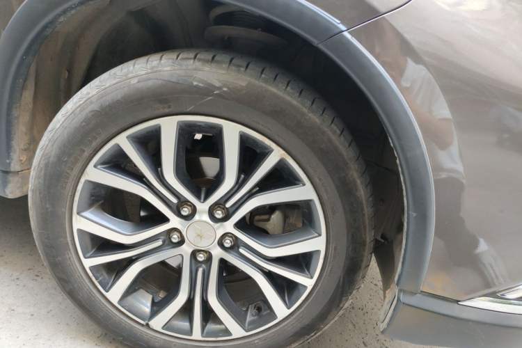 Used Mitsubishi Outlander 2018 2.0L Two-Wheel Drive Glory Edition 5 Seats Right Front Wheel Hub