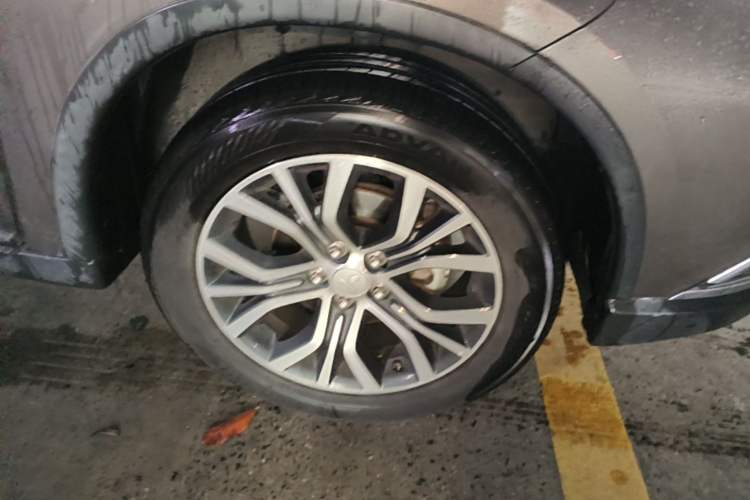 Used Mitsubishi Outlander 2018 2.4L 4x4 Elite Edition 5 Seats Right Front Wheel Hub