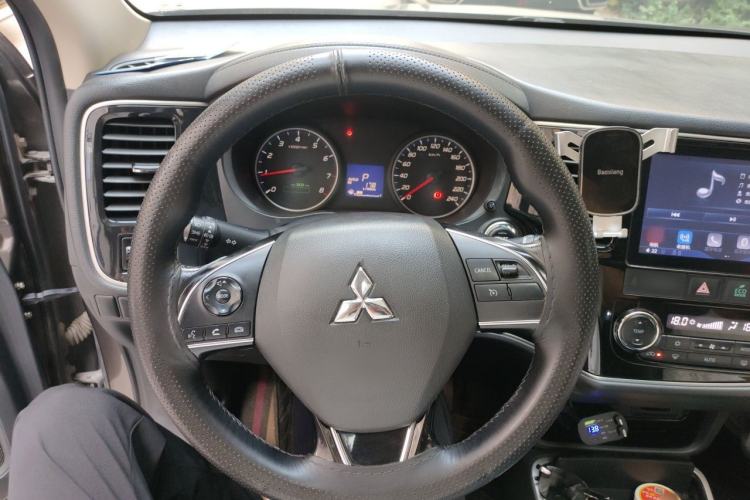 Used Mitsubishi Outlander 2018 2.0L Two-Wheel Drive Glory Edition 5 Seats Steering Wheel