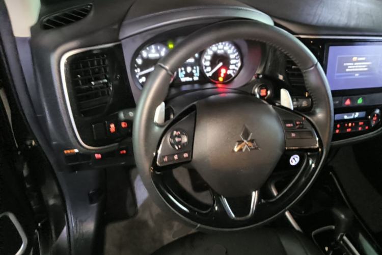 Used Mitsubishi Outlander 2018 2.4L 4x4 Elite Edition 5 Seats Steering Wheel