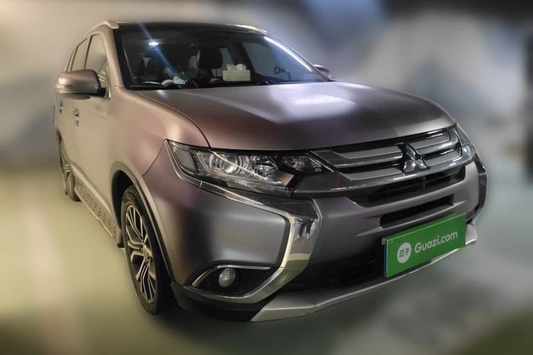 Used Mitsubishi Outlander 2018 2.0L Two-Wheel Drive Glory Edition 5 Seats Front Right 45 Deg