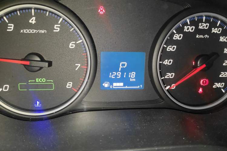 Used Mitsubishi Outlander 2018 2.0L Two-Wheel Drive Glory Edition 5 Seats Odometer Close Up