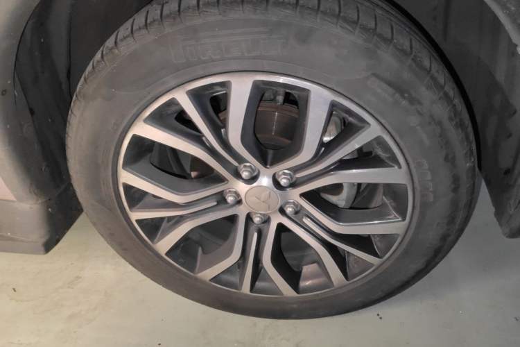 Used Mitsubishi Outlander 2018 2.0L Two-Wheel Drive Glory Edition 5 Seats Right Front Wheel Hub