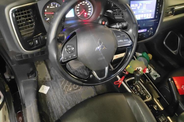 Used Mitsubishi Outlander 2018 2.0L Two-Wheel Drive Glory Edition 5 Seats Steering Wheel