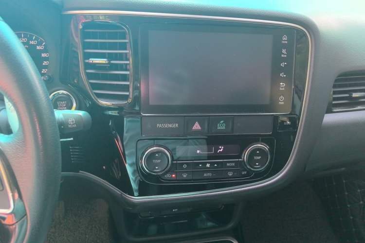 Used Mitsubishi Outlander 2018 2.4L 4x4 Elite Edition 5 Seats Audio And AC Panel