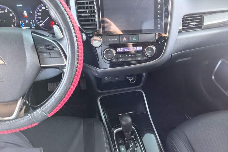 Used Mitsubishi Outlander 2018 2.4L 4x4 Elite Edition 5 Seats Audio And AC Panel