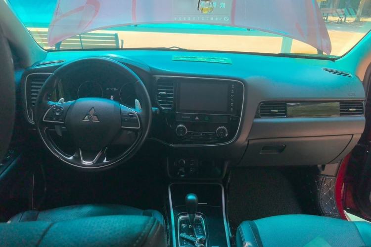 Used Mitsubishi Outlander 2018 2.4L 4x4 Elite Edition 5 Seats Center Console