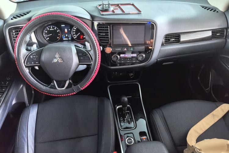Used Mitsubishi Outlander 2018 2.4L 4x4 Elite Edition 5 Seats Center Console