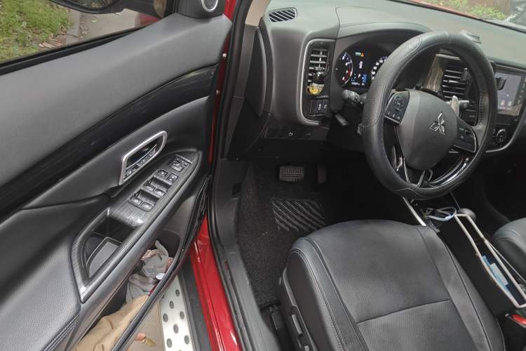 Used Mitsubishi Outlander 2018 2.4L 4x4 Elite Edition 5 Seats Driver Seat