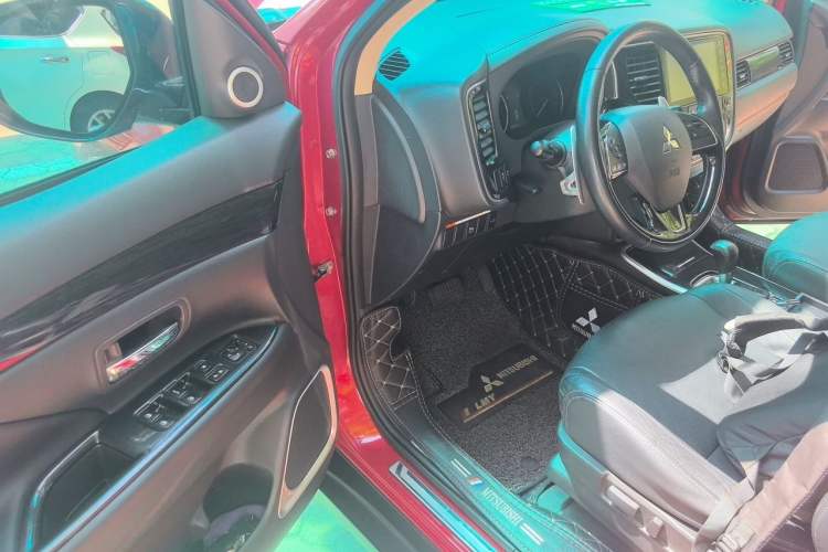 Used Mitsubishi Outlander 2018 2.4L 4x4 Elite Edition 5 Seats Driver Seat
